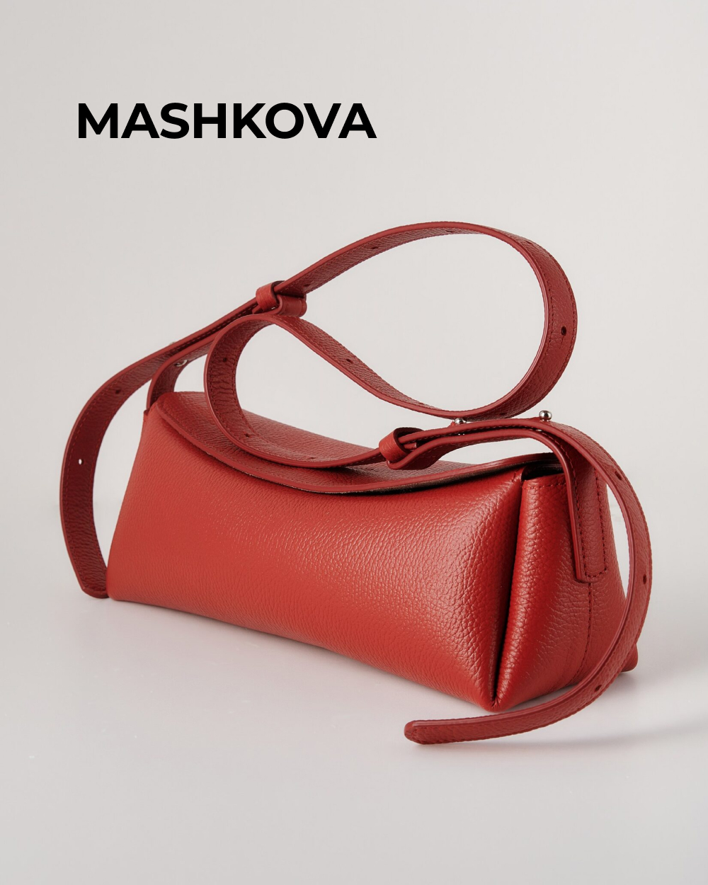 Компактная сумка от бренда MASHKOVA относится к вытянутым горизонтальным моделям. East-West-силуэты остаются заметным направлением среди сумок 2026 года.