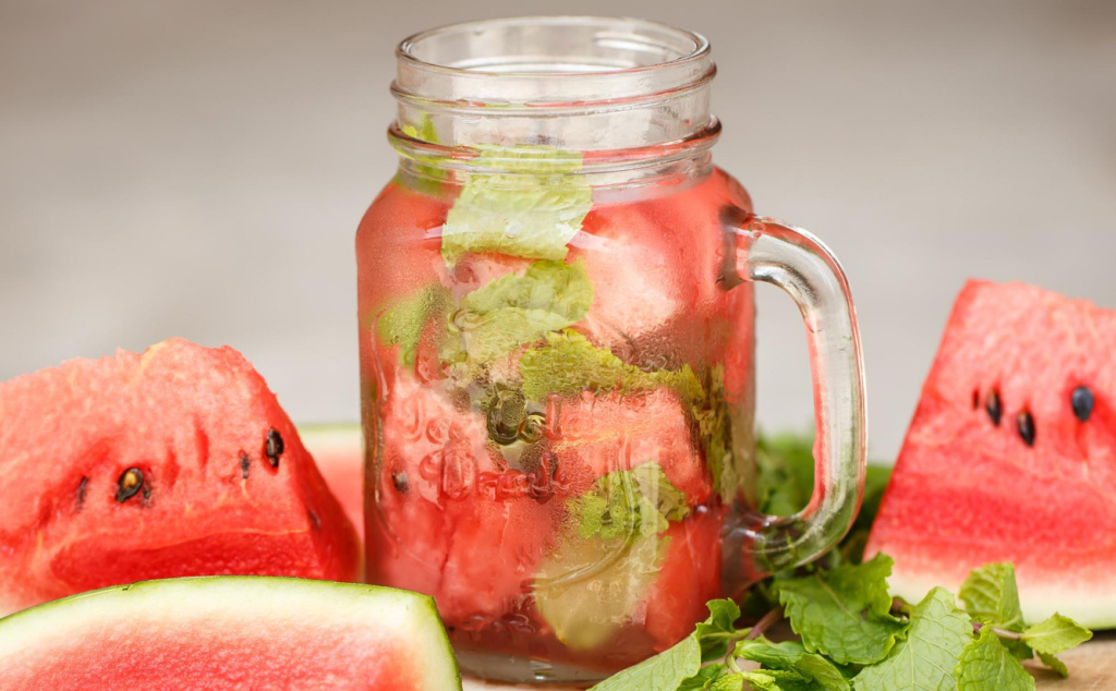 Вода с арбузом и мятой