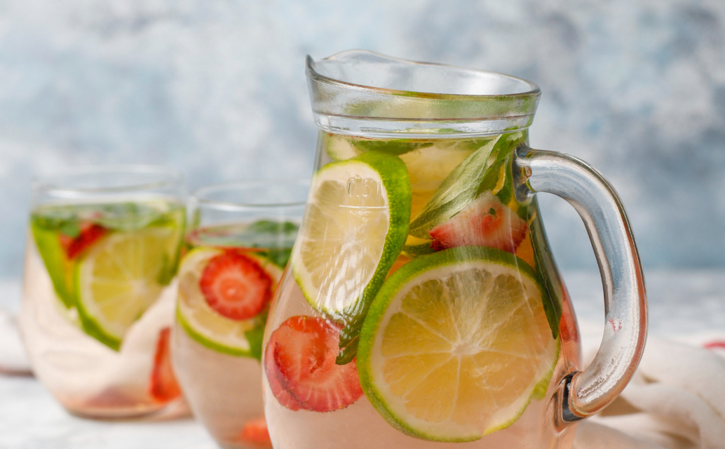 Вода с клубникой, лаймом и мятой